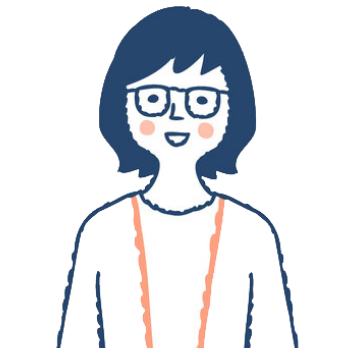 メガネをかけた女性のイラスト。ショートボブの黒髪で、白いトップスにオレンジのネックレスをつけ、笑顔でこちらを向いている。